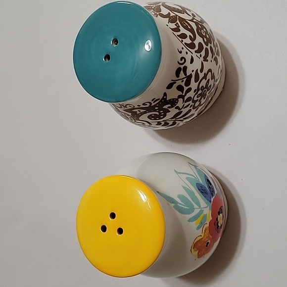 Pioneer Woman Salt and Pepper Shakers - Picture 4 of 5